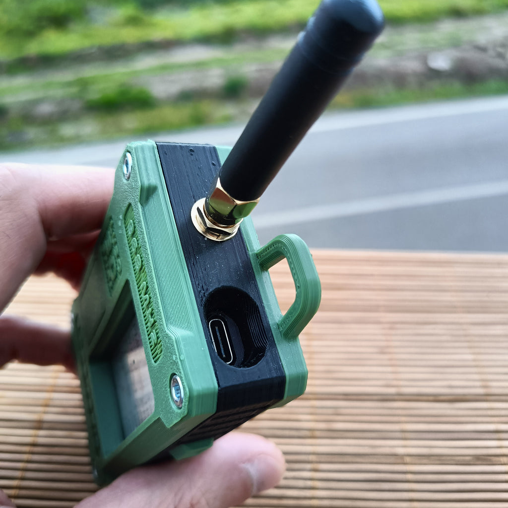 Advanced Meshtastic LoRa node powered by Heltec Wireless Paper with InkHUD UI, rechargeable 3000mAh battery, and lightweight 3D printed case for outdoor and emergency communication.